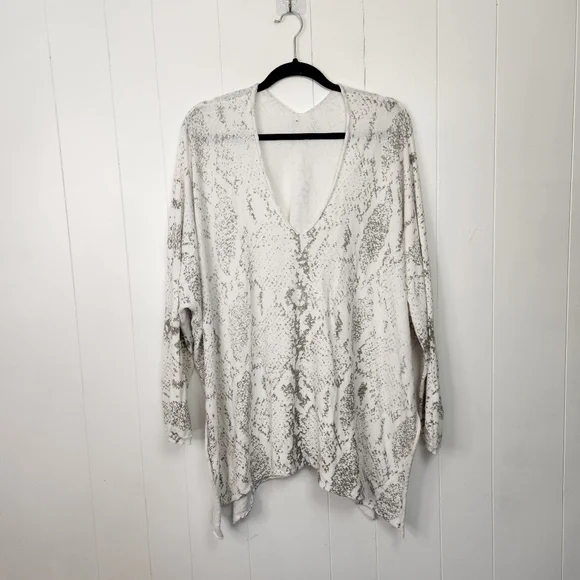 Design Lab White Snakeskin Oversized Loose V-Neck Sweater Top Size 1X Light - Picture 2 of 7